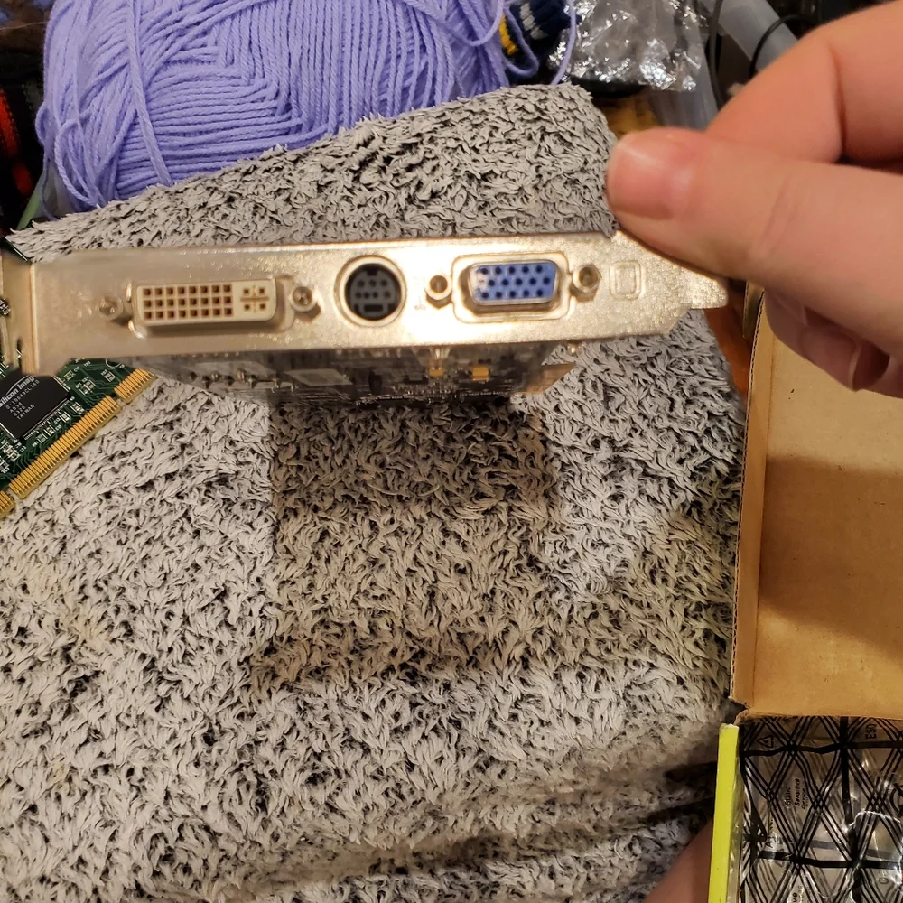 Internal ATI Radeon 7500 w/ 64 MB DDR Graphics card